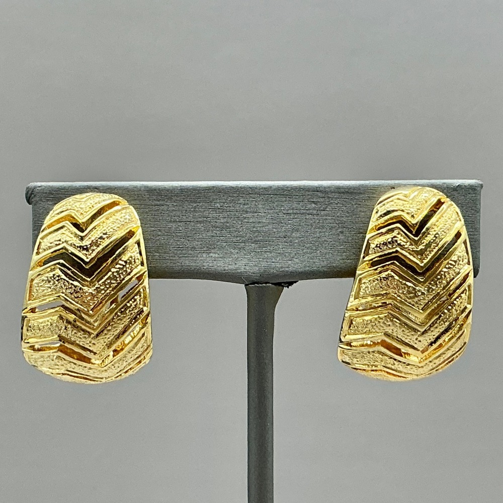Chevron Textured Hoop Earrings Women Gold Tone Vintage Style Clip On Jewelry